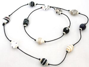 zwart witte glaskralen ketting