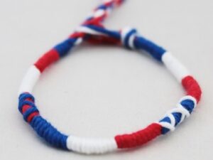 rood wit blauw armbandje