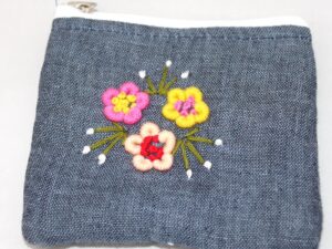 portemonnee met geborduurde bloemetjes