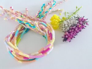 Pastelkleurige vriendschapsbandjes