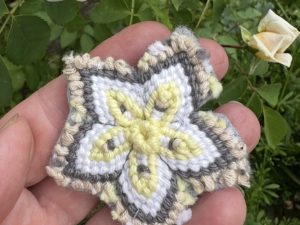 Broche geknoopt