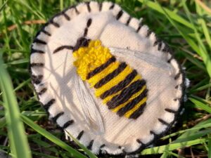 broche bij