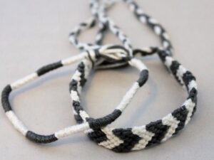 grijs-witte armbanden