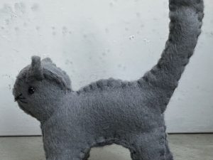 broche van vilt van een poes