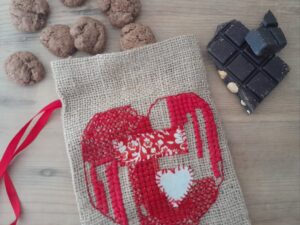 Geborduurd jute zakje