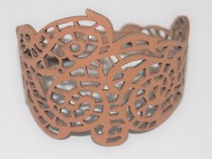 uitgesneden leren armband