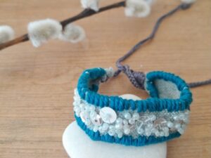 armbandje van stof met kraaltjes