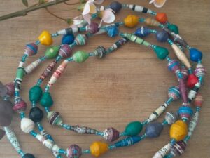lange kralenketting van papieren kralen