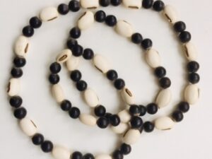 ketting van zwart witte zaden