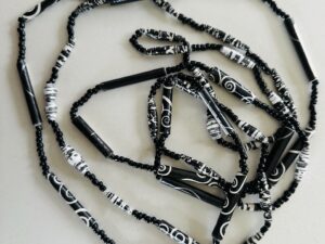 zwart witte papieren kralen ketting