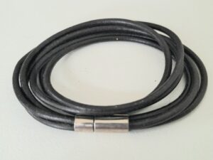 zwarte wikkel armband van leer met magneet sluiting