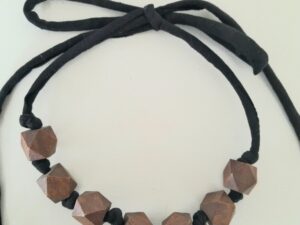 zwarte ketting met houten kralen verstelbaar in lengte