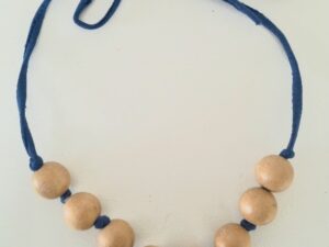 blauwe ketting met houten kralen verstelbaar in lengte