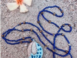 ketting met geborduurde schelp
