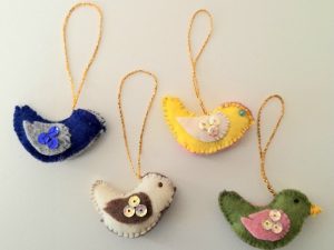 vogeltjes van vilt voor in de kerstboom