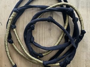lange zwarte ketting van stof