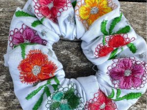 Scrunchie met geborduurde bloemen